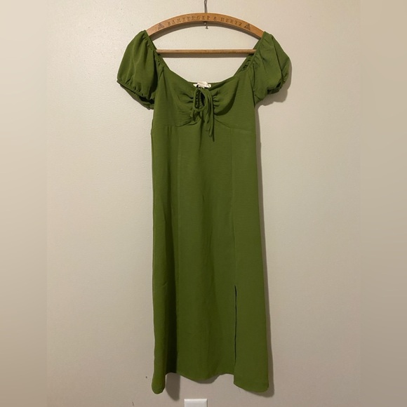 Monteau Dresses & Skirts - Monteau Milkmaid Keyhole MIDI Dress - Small